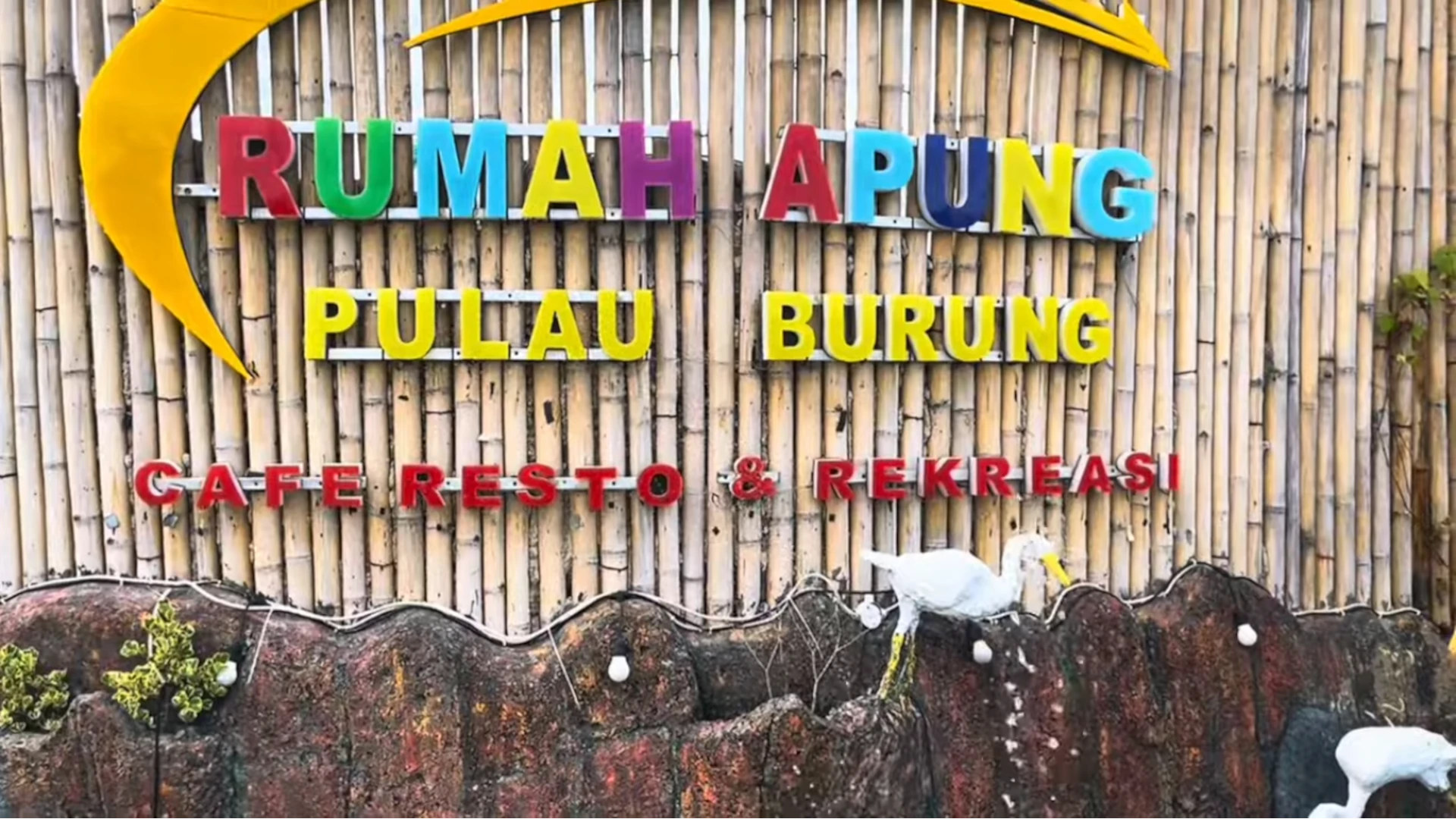 Rumah Apung Pulau Burung: Sensasi Kuliner Apung & Wisata Alam Serang